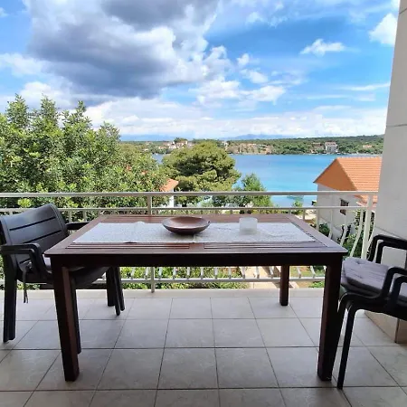 Apartment Ceratonia Lovište