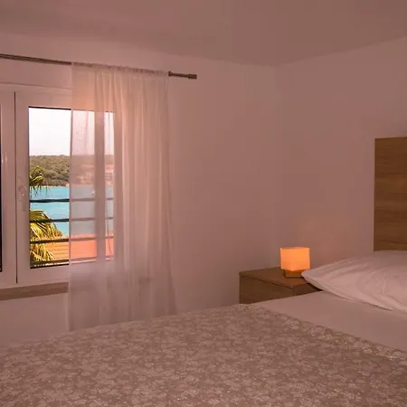 Ceratonia * Lovište