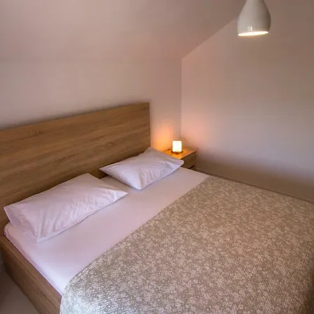 Ceratonia * Lovište