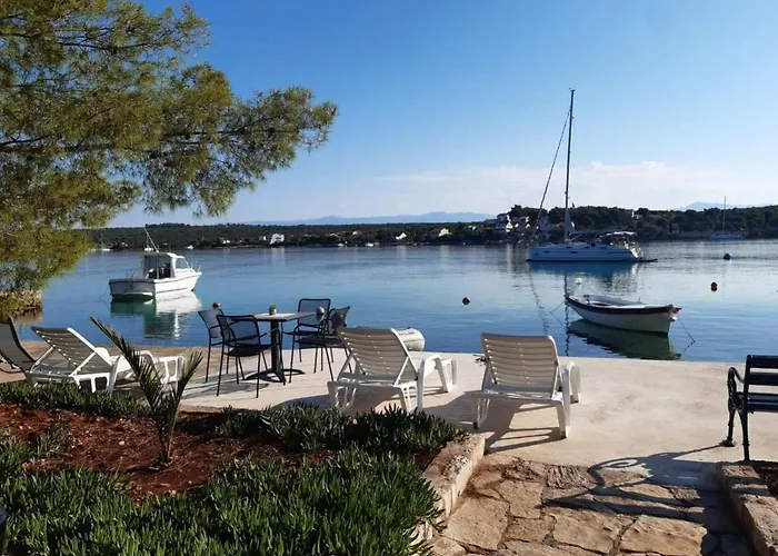 Ceratonia דירה *