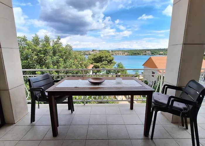 Apartment Ceratonia Lovište