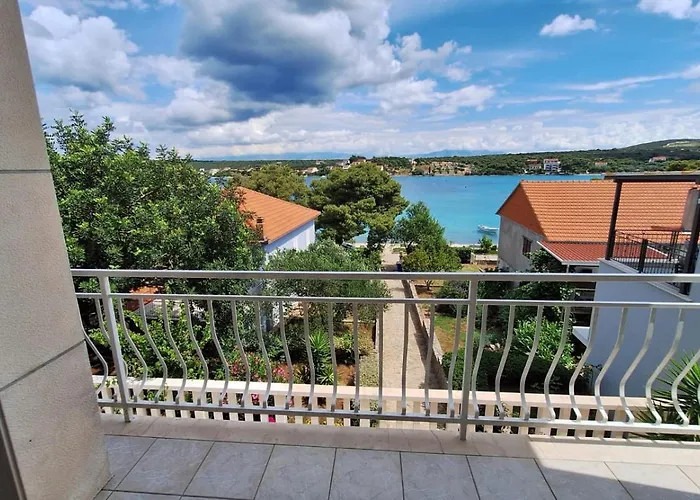 Apartment Ceratonia *