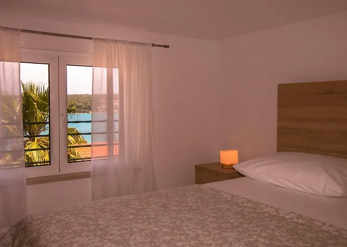 Ceratonia * לוביסטה