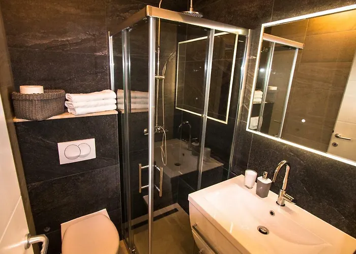 Ceratonia לוביסטה